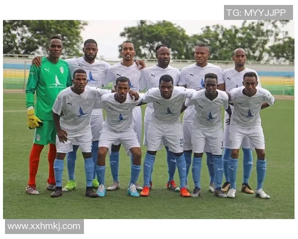 足球球星化身普通路人街头现身，网友惊呼认不出！